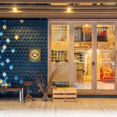 Kinnon Deluxe Hostel Coworking Cafe Бангкок Экстерьер фото