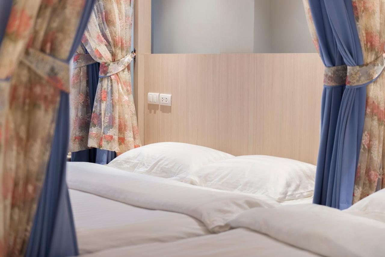 Kinnon Deluxe Hostel Coworking Cafe Бангкок Экстерьер фото