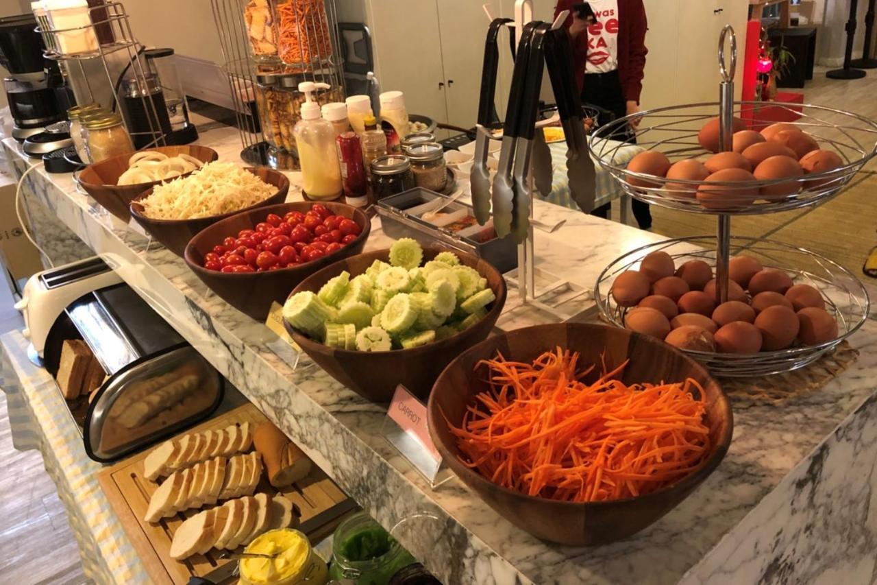 Kinnon Deluxe Hostel Coworking Cafe Бангкок Экстерьер фото