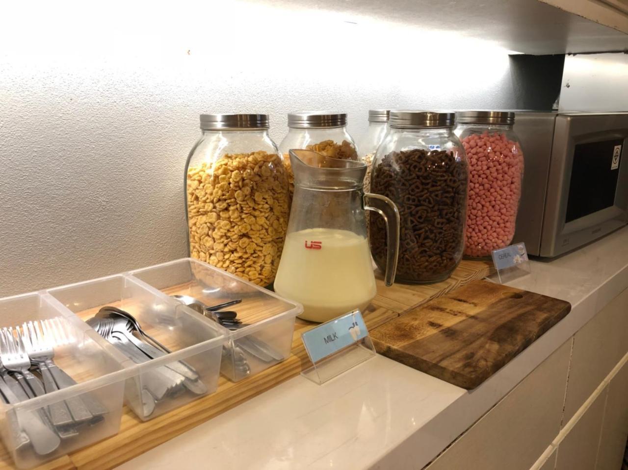 Kinnon Deluxe Hostel Coworking Cafe Бангкок Экстерьер фото