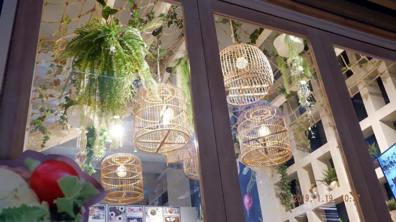 Kinnon Deluxe Hostel Coworking Cafe Бангкок Экстерьер фото