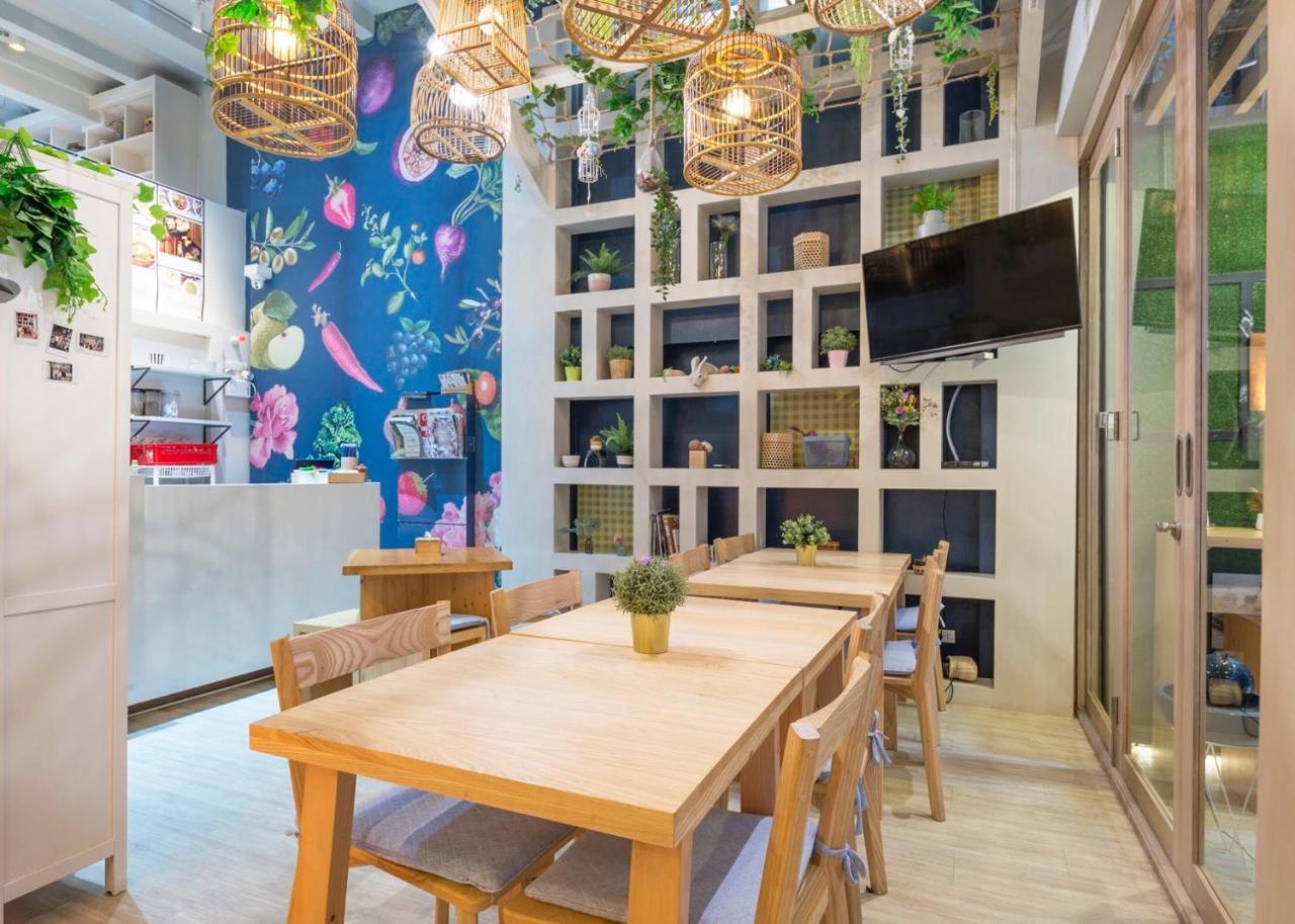 Kinnon Deluxe Hostel Coworking Cafe Бангкок Экстерьер фото
