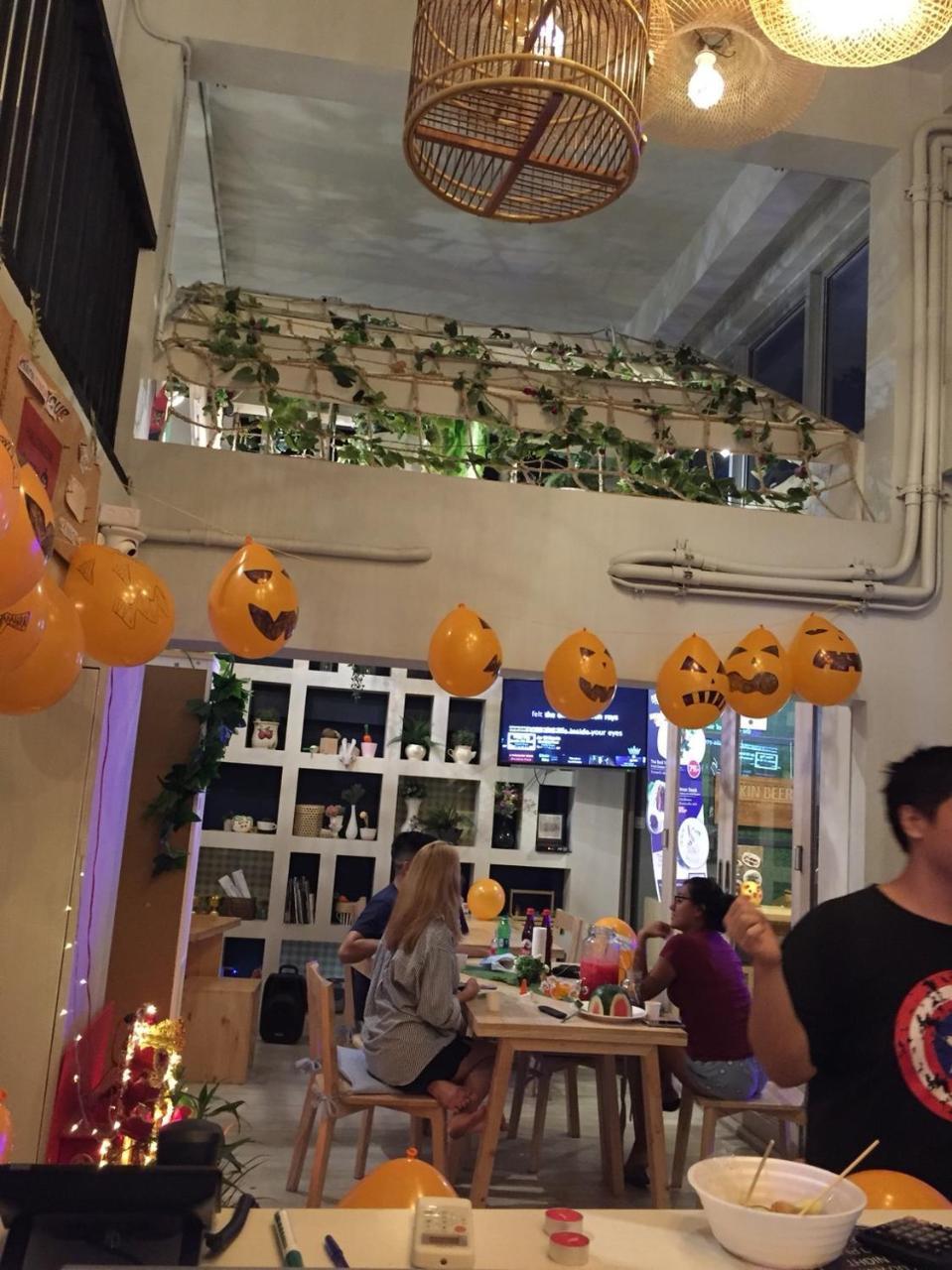Kinnon Deluxe Hostel Coworking Cafe Бангкок Экстерьер фото