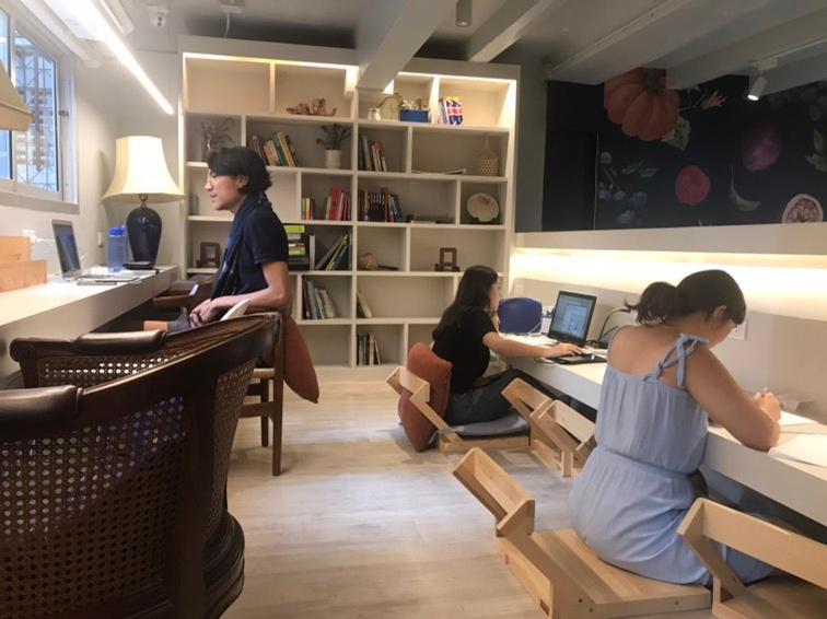 Kinnon Deluxe Hostel Coworking Cafe Бангкок Экстерьер фото