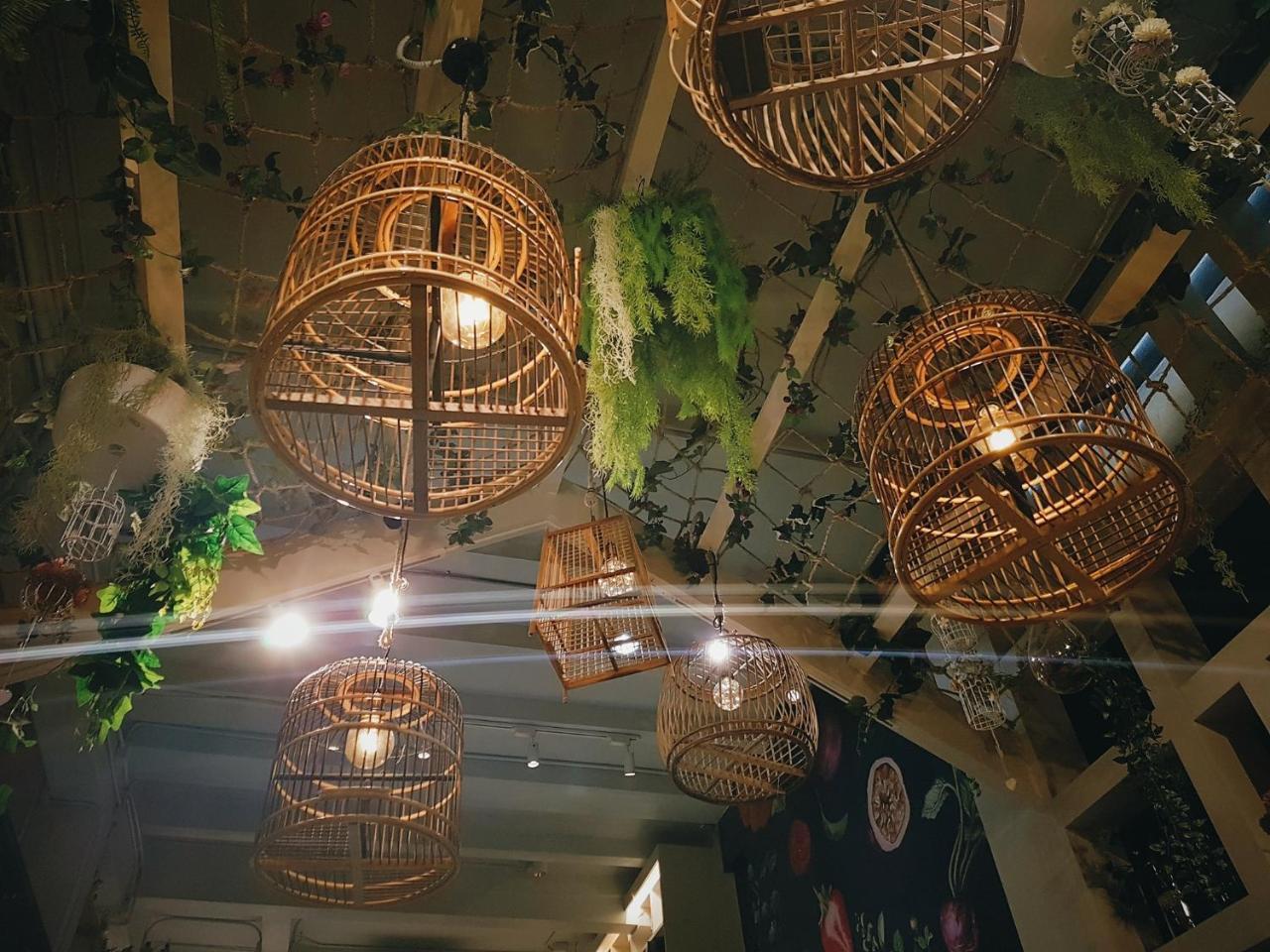 Kinnon Deluxe Hostel Coworking Cafe Бангкок Экстерьер фото